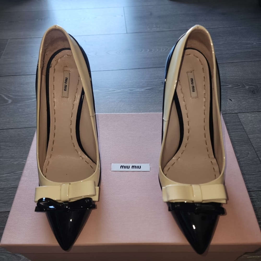 Miu Miu patent leather posted the bow pumps